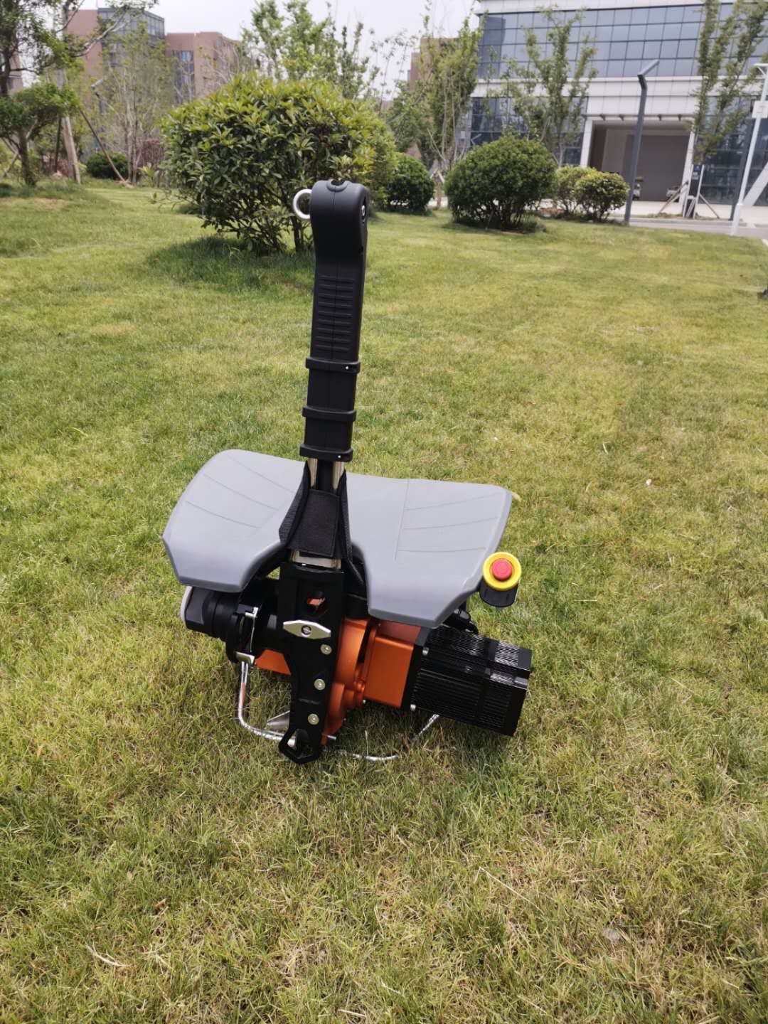 最危險的救援，理應(yīng)有更安全的裝備，座椅式自動升降機電動上升器，專為高層救援，風電作業(yè)設(shè)計