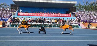 凌天攜帶四足機器狗、偵檢無人機等高精尖裝備走進校園，助力北京通州市馬駒橋學校首屆科技嘉年華