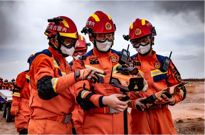 1757043546390485.jpg 內(nèi)蒙古消防開展“北疆藍光·2025”全區(qū)消防救援隊伍地震災(zāi)害救援實戰(zhàn)拉動演練.jpg