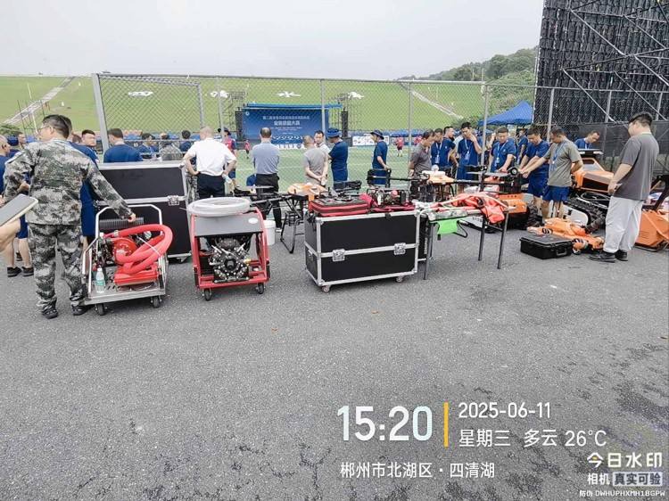 投彈無人機(jī)，滅火無人機(jī)，隔離帶開辟機(jī)器人展會1.jpg